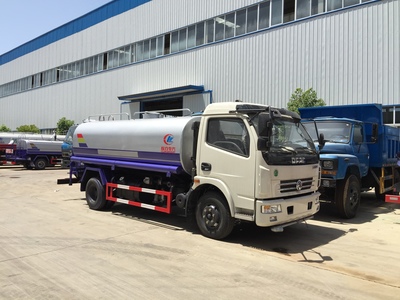 家家通攜手機(jī)電之家發(fā)布新款智能灑水車，引領(lǐng)環(huán)保清潔新風(fēng)尚
