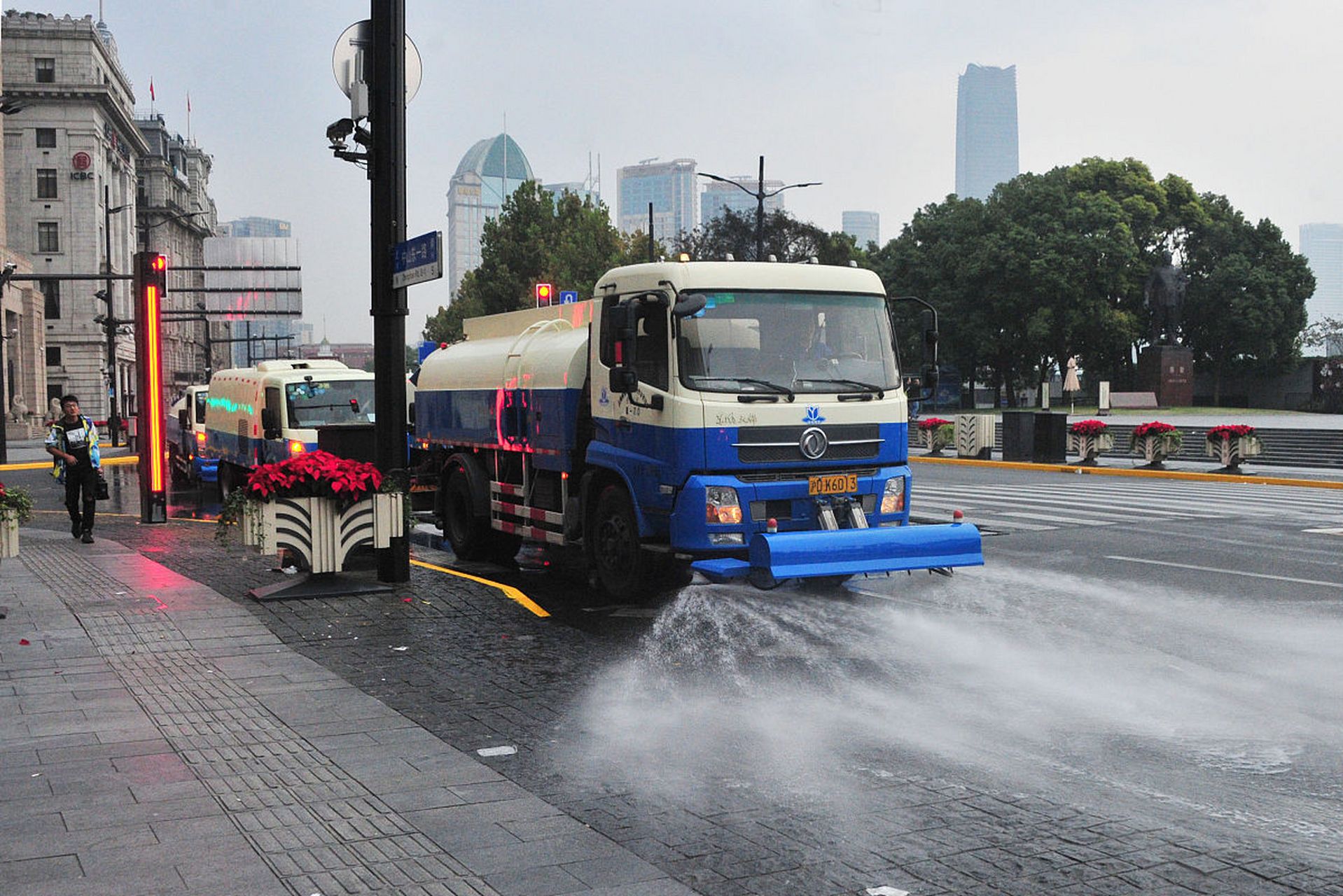 精準(zhǔn)執(zhí)法與人情溫暖 從“灑水車驅(qū)趕商販”看城市管理的溫情缺失